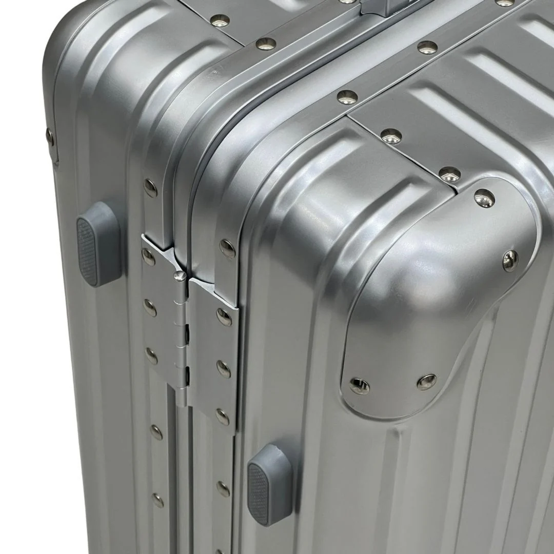 Vault full aluminium cabin suitcase shell and reinforced corner construction